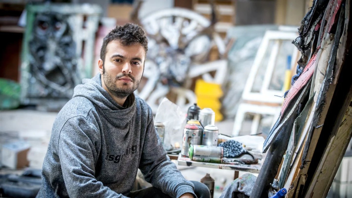Retrato do artista no atelier, rodeado de materiais