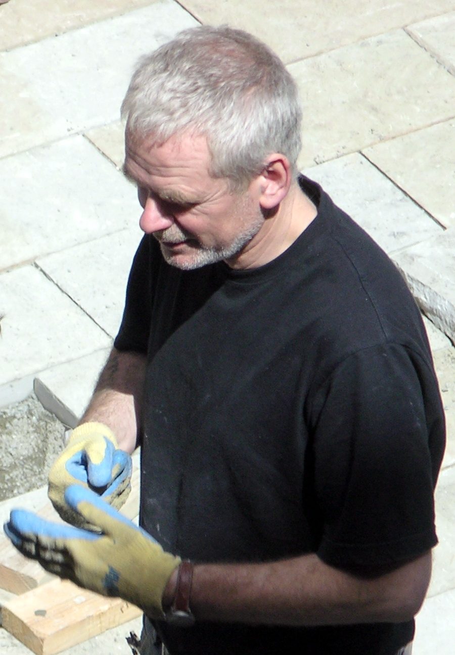 Andy Goldsworthy, de luvas, a trabalhar numa instalação