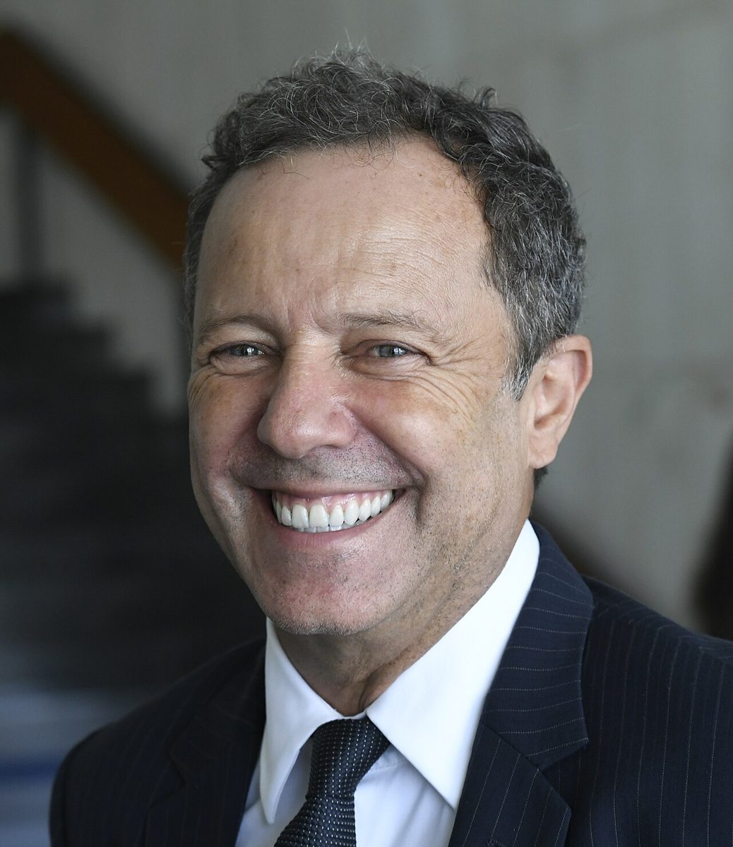 Retrato de Vik Muniz, de barba e óculos