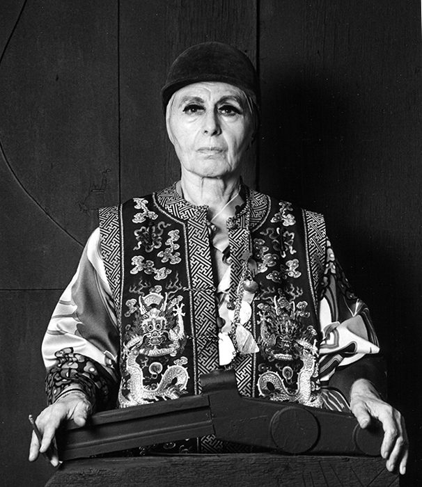 Retrato a preto e branco de Louise Nevelson com um casaco bordado